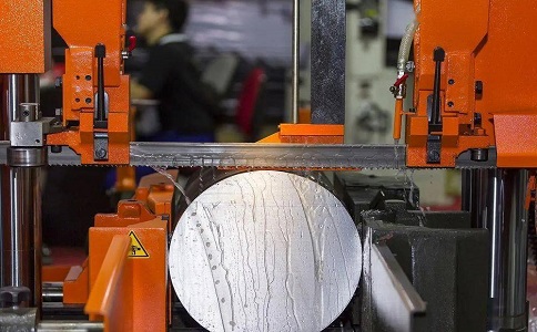 平昌立式金属带锯床切削出现跑带故障解决方法！